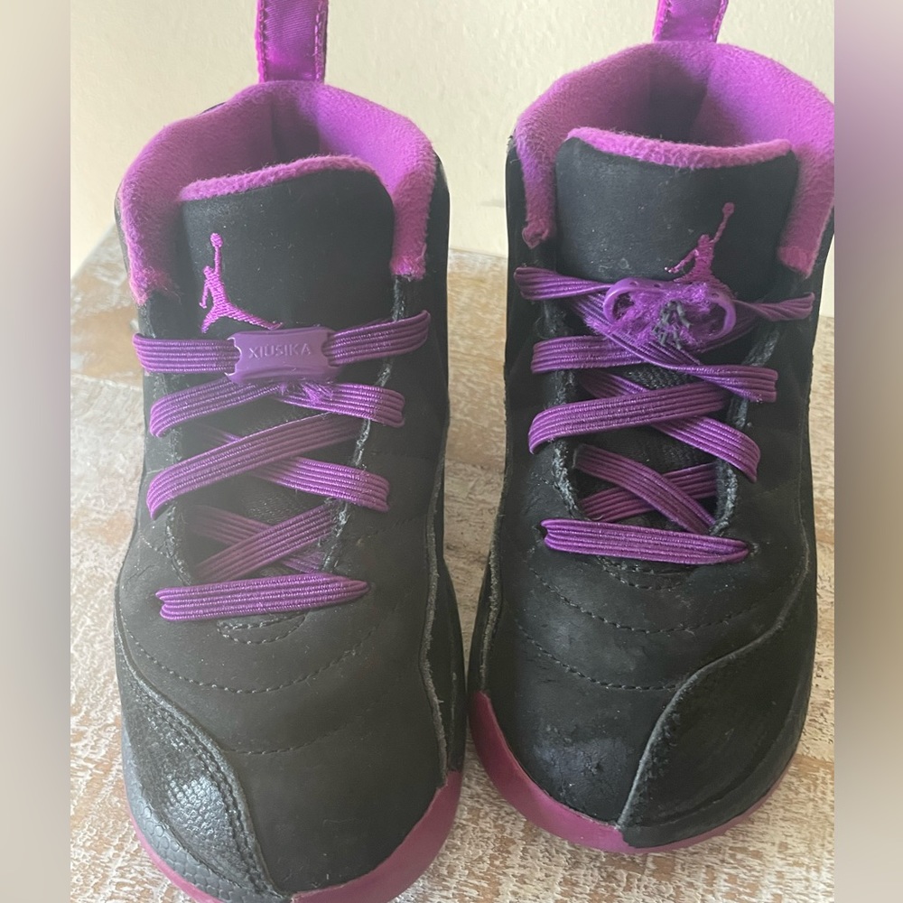 Toddler Jordan's size 10.  No ties.